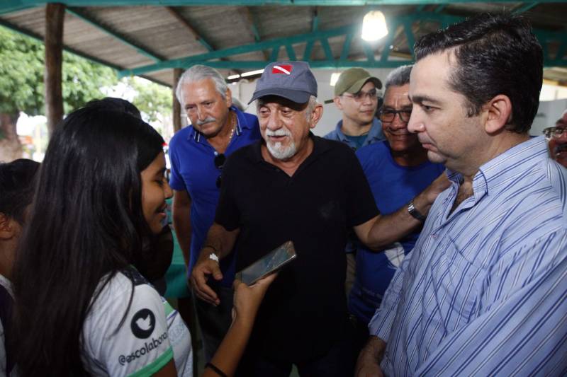 O distrito de Alter do Chão, destino turístico internacional onde fica a praia que já foi eleita a mais bonita do Brasil, recebe investimentos do governo do Estado nas áreas de infraestrutura e saneamento básico. O governador Simão Jatene (foto), que cumpre agenda em três municípios do oeste paraense nesta sexta-feira (9) e sábado (10), assinou nesta sexta a ordem de serviço que autoriza o início da construção do novo sistema de abastecimento de água da vila, localizada a cerca de 28 quilômetros de Santarém. Orçada em R$ 11 milhões, a obra vai levar água de qualidade aos mais de sete mil habitantes da comunidade. Com o novo sistema de captação e tratamento de água, a meta é alcançar 100% dos imóveis no distrito. Segundo o presidente da Companhia de Saneamento do Pará (Cosanpa), Cláudio Conde, a obra é uma implantação pioneira em Alter do Chão, já que será o primeiro sistema do tipo fora de um núcleo urbano. O contrato com a empresa executora foi assinado na quinta-feira (8). A previsão é que os trabalhos sejam iniciados imediatamente e concluídos no prazo de 18 meses.
FOTO: THIAGO GOMES / AG. PARÁ
DATA: 09.03.2018
SANTARÉM - PARÁ <div class='credito_fotos'>Foto: Thiago Gomes /Ag. Pará | <a href='/midias/2018/originais/efe452e7-8583-4edf-832d-5310a0aa92f4.jpg' download><i class='fa-solid fa-download'></i> Download</a></div>