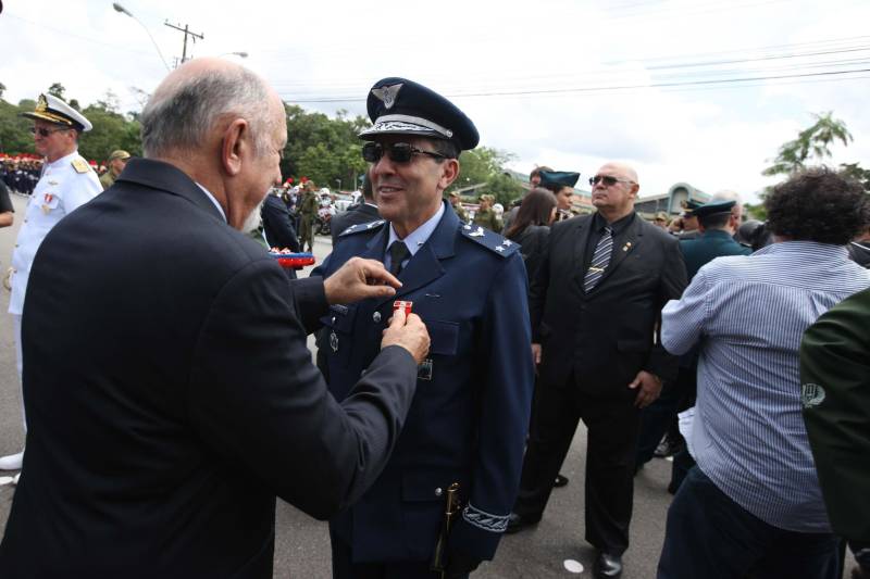 A cerimônia pelo Dia de Tiradentes, patrono das polícias militares do Brasil, este ano, no Pará, teve um toque especial. Na manhã desta quinta-feira, 20, no Comando Geral da Polícia Militar do Estado, foram oficializadas as promoções de 539 policiais e entregues 170 novos veículos para a corporação. O governador Simão Jatene participou da cerimônia. A frota vai ajudar no combate à criminalidade na região metropolitana de Belém e interior do estado. Dos 170 veículos entregues para reforçar o policiamento, 60 são motocicletas, 60 viaturas modelo Palio Weekend com cela e 50 Pick-ups, com cela, todos em regime de locação, que serão somados à frota. Serão investidos mensalmente 4 milhões de reais. As 539 promoções beneficiam policiais militares da capital e do interior do estado, sendo 462 praças e 77 oficiais. “Eu me sinto lisonjeada e quero chegar à capitã”, disse Rejane Santa Brígida Miranda, promovida de soldado a cabo. “Fico feliz também por termos um plano seguro, de carreira e me sinto prestigiada na carreira que escolhi”, completou Rejane.
FOTO: ANTÔNIO SILVA / AG APRÁ
DATA:20.04.2018
BELÉM - PARÁ <div class='credito_fotos'>Foto: ANTONIO SILVA / AG. PARÁ | <a href='/midias/2018/originais/efe55e69-7f42-4098-b0e7-cc0ea59df5cc.jpg' download><i class='fa-solid fa-download'></i> Download</a></div>