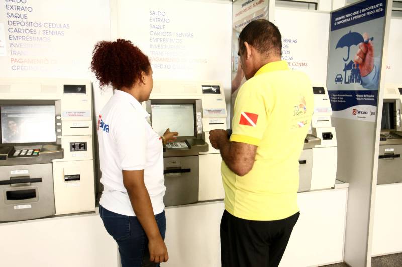 O Governo do Estado inicia o pagamento dos salários de abril dos funcionários públicos estaduais, da administração direta e indireta. Na foto, atendimento na agência do Banpará da avenida Presidente Vargas
FOTO: CLÁUDIO SANTOS / ARQUIVO AG. PARÁ
DATA: 20.04.2018
BELÉM - PARÁ <div class='credito_fotos'>Foto: Cláudio Santos/ Ag. Pará | <a href='/midias/2018/originais/efee5325-b34b-4b91-b0fa-1d971d9c2daf.jpg' download><i class='fa-solid fa-download'></i> Download</a></div>