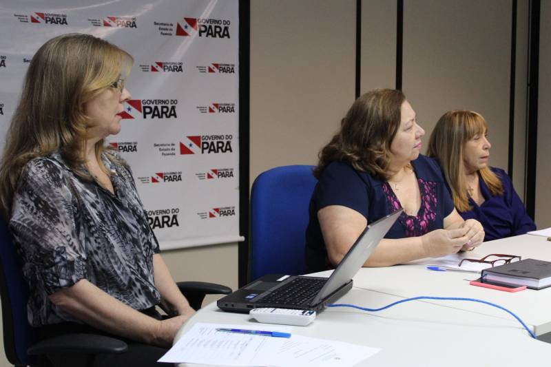 Foi realizada nesta terça-feira (22), na sede da Secretaria de Estado da Fazenda (Sefa), em Belém, a reunião (foto) do Conselho Consultivo do Programa Nota Fiscal Cidadã, de estímulo à cidadania fiscal. A diretora de Arrecadação e Informações Fazendárias, Edna Farage presidiu a reunião em representação ao secretário da Fazenda, Nilo Rendeiro de Noronha e informou aos presentes que no dia 20 de junho haverá o 23º sorteio do Programa. A servidora Roseli Pantoja, da coordenação da Nota Fiscal Cidadã, fez um balanço das ações. Em 22 sorteios desde que o Programa foi criado, em 2012, foram distribuídos R$7,7 milhões. Atualmente são mais de 200 mil consumidores cadastrados e foram premiados 71.169 bilhetes de consumidores. A meta do Programa é alcançar 400 mil consumidores cadastrados, o que representa cerca de 5% da população paraense.
FOTO: ASCOM / SEFA
DATA: 22.05.2018
BELÉM - PARA <div class='credito_fotos'>Foto: Ascom Sefa | <a href='/midias/2018/originais/eff5922f-1933-4897-ad5b-1a1524861d38.jpg' download><i class='fa-solid fa-download'></i> Download</a></div>