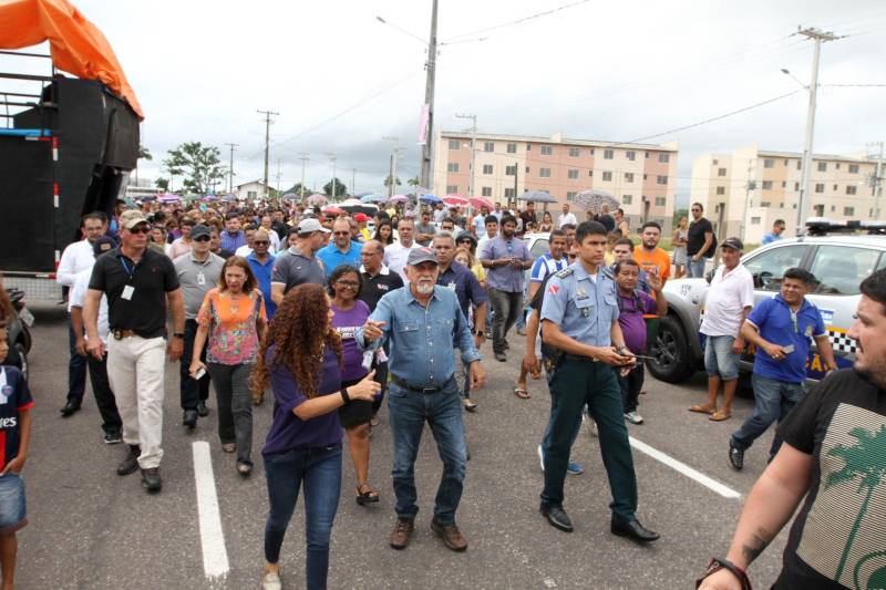 Deve ocorrer a partir da próxima segunda-feira (19) a entrega das chaves aos futuros moradores do Residencial Viver Melhor Marituba, localizado no quilômetro 15 da Rodovia BR-316, em Marituba, região metropolitana de Belém. A cerimônia de inauguração do conjunto, marcada para este sábado (17), foi adiada pela terceira vez pelo Ministério das Cidades, causando transtorno a centenas de pessoas que foram ao local com a promessa de receber o apartamento e começar uma vida nova. O governador Simão Jatene foi ao local esclarecer aos proprietários - muitos vindos de bairros distantes de Belém e Ananindeua - o motivo de mais um adiamento.
FOTO: CRISTINO MARTINS / AG. PARÁ
DATA: 17.02.2017
MARITUBA - PARÁ <div class='credito_fotos'>Foto: Cristino Martins/Ag. Pará | <a href='/midias/2018/originais/f017c439-8796-49ae-bd2b-fe71aa0166b4.jpg' download><i class='fa-solid fa-download'></i> Download</a></div>