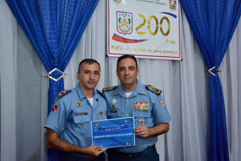 Uma solenidade marcou os 25 anos de implantação do Comando de Policiamento Regional I (CPR I), em Santarém, na quinta-feira (24). Destaque para os investimentos em equipamentos e a criação de novas unidades, que contribuem para que as ações da Polícia Militar na região sejam realizadas com maior eficiência. Atualmente, o trabalho do CPR I atende 13 municípios: Santarém, Monte Alegre, Almeirim, Alenquer, Oriximiná, Juruti, Óbidos, Prainha, Terra Santa, Faro, Curuá, Belterra e Mojuí dos Campos. Santarém é o única cidade do interior do estado que conta com dois grandes batalhões - o 3º e o 35º BPM - esse último efetivado no início deste ano. Na foto, o sub-tenente Brindeiro (e) e o comandante geral da PM, coronel Hilton Benigno (d).
FOTO: WISLLEY FRANÇA
DATA: 24.05.2018
SANTARÉM - PARÁ <div class='credito_fotos'>Foto: WISLLEY FRANÇA | <a href='/midias/2018/originais/f018dfb2-b804-4140-9dee-a81e2266745a.jpg' download><i class='fa-solid fa-download'></i> Download</a></div>