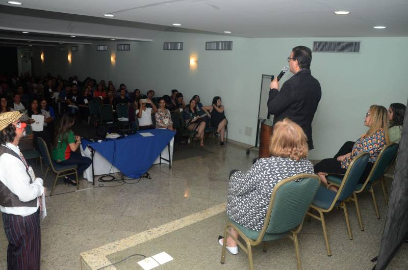 Dirigentes de instituições de ensino da rede pública participaram, nesta quinta-feira (5), do Fórum Extraordinário da União Nacional dos Dirigentes Municipais de Educação (UNDIME), em Belém. Na foto, o secretário adjunto de ensino, José Roberto da Silva.
FOTO: ELISEU DIAS / ASCOM SEDUC
DATA: 05.07.2018
BELÉM - PARÁ <div class='credito_fotos'>Foto: Eliseu Dias / Ascom Seduc | <a href='/midias/2018/originais/f01a259c-9402-410c-8225-b9e3c0fdf0d4.jpg' download><i class='fa-solid fa-download'></i> Download</a></div>