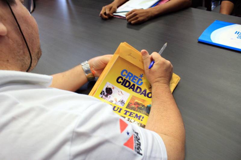 Investir no trabalho e na geração de emprego e renda para egressos do sistema penitenciário é possível, graças à parceria entre a Superintendência do Sistema Penitenciário do Estado (Susipe) e o CredCidadão, programa de financiamento de microcrédito do Governo do Pará voltado para pequenos empreendedores. Na última quarta-feira (21), o programa beneficiou mais 15 egressos, entregando o cheque que simboliza a liberação das cartas de crédito, que totalizam R$ 38.400,00, em solenidade realizada na Escola de Administração Penitenciária (EAP), da Susipe, em Belém.

FOTO: ASCOM SUSIPE
DATA: 22.11.2018
BELÉM-PARÁ <div class='credito_fotos'>Foto: ASCOM SUSIPE   |   <a href='/midias/2018/originais/f02abd12-ec6e-4896-b2d1-a91c03215b25.jpg' download><i class='fa-solid fa-download'></i> Download</a></div>