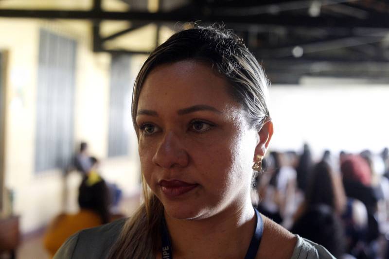 Um encontro dedicado aos cuidados com a saúde e à prevenção do vírus HIV foi realizado na manhã desta terça-feira (20) pela Universidade Federal do Pará (UFPA), dentro do Projeto de Pesquisa e Extensão “Defesa e Paz Social”, desenvolvido por alunos do curso de Serviço Social, em parceria com a Superintendência do Sistema Penitenciário do Estado (Susipe) e apoio da Universidade da Amazônia (Unama). A ação beneficiou internas do Centro de Recuperação Feminino (CRF), localizado em Ananindeua (Região Metropolitana de Belém). O objetivo foi proporcionar troca de experiências, esclarecimentos sobre prevenção, tratamento e realização de teste para o diagnóstico do vírus HIV.
FOTO: AKIRA ONUMA/ASCOM SUSIPE
DATA: 20.11.2018
ANANINDEUA - PARÁ <div class='credito_fotos'>Foto: Akira Onuma / Ascom Susipe | <a href='/midias/2018/originais/f02afe76-4a19-4d28-9dac-ffab7ba3a444.jpg' download><i class='fa-solid fa-download'></i> Download</a></div>