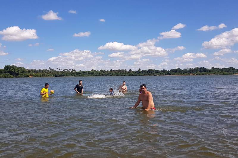 A 100 quilômetros de Marabá, a cidade de Palestina do Pará se torna um recanto para os veranistas que procuram nas águas do Araguaia descanso, contemplação da natureza e diversão. A ilha do Galego (foto) ganhou esse nome de uma das famílias mais antigas a acampar no lugar.
FOTO: ASCOM CRGSP
DATA: 08.07.2018
PALESTINA DO PARÁ - PARÁ <div class='credito_fotos'>Foto: ASCOM CRGSP | <a href='/midias/2018/originais/f02e2064-99b9-4392-b2be-fa3feb8390c1.jpg' download><i class='fa-solid fa-download'></i> Download</a></div>