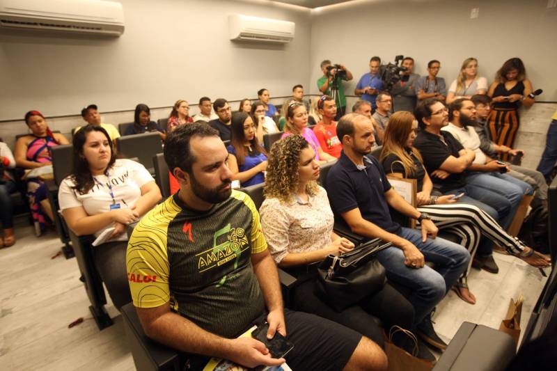 Jornalistas, influenciadores digitais e membros da sociedade civil organizada participaram, nesta quinta-feira (15), da visita guiada ao Parque Estadual do Utinga (Peut) que será inaugurado na sexta-feira (16), às 16h30. Os convidados foram recebidos pelo secretário estadual de Cultura, o arquiteto Paulo Chaves; pelo presidente do Ideflor-bio, Thiago Novaes; pelo gerente do Peut, Julio Meyer; pelo secretário de comunicação, Daniel Nardin e pelo representante da diretoria da Unidade de Conservação do Parque, Wendel Andrade. O evento começou às 9h com a apresentação das melhorias feitas no espaço durante as obras, dos serviços que funcionarão no local e de algumas normas de utilização desse novo equipamento.
FOTO: SIDNEY OLIVEIRA / AG. PARÁ
DATA: 15.03.2018
BELÉM - PARÁ <div class='credito_fotos'>Foto: Sidney Oliveira/Ag. Pará | <a href='/midias/2018/originais/f036459a-1b20-4439-ad92-258f844b11c3.jpg' download><i class='fa-solid fa-download'></i> Download</a></div>