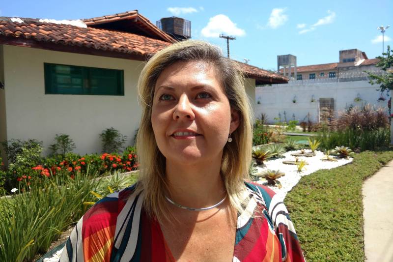 O repórter Daniel Gallas, correspondente internacional da BBC World News TV, com sede em Londres, na Europa, esteve em Ananindeua para conhecer o trabalho realizado por detentas do Centro de Recuperação Feminino (CRF), na Cooperativa Social de Trabalho Arte Feminina Empreendedora (Coostafe) - a primeira cooperativa formada exclusivamente por mulheres presas no Brasil. Na foto, Carmen Botelho, diretora do CRF e idealizadora da cooperativa.
FOTO: AKIRA ONUMA / ASCOM SUSIPE
DATA: 03.04.2018
BELÉM - PARÁ <div class='credito_fotos'>Foto: Akira Onuma / Ascom Susipe | <a href='/midias/2018/originais/f042456e-56bf-4781-89d2-92e42ea2d3a1.jpg' download><i class='fa-solid fa-download'></i> Download</a></div>