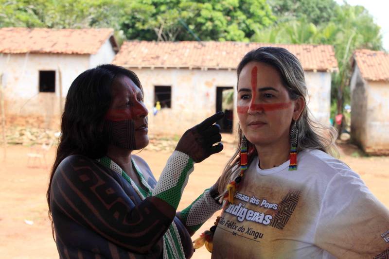 Está quase tudo pronto para a 6ª Semana dos Povos Indígenas, que começa neste domingo (15), em São Félix do Xingu, no sudeste do Pará. Antes de sair das aldeias em direção a São Félix – o terceiro maior município paraense em extensão territorial, atrás apenas de Altamira e Oriximiná –, as tribos fazem festa, numa espécie de preparação para os dias vindouros longe de casa. Na aldeia Krôkamôr, às margens do Rio Xingu e longe cerca de oito horas de barco da sede municipal, homens, mulheres e crianças Kayapó se unem na dança Kwyrykangô. Na foto, a coordenadora geral da semana, Viviane Cunha.
FOTO: RODOLFO OLIVEIRA / AG. PARÁ
DATA: 15.04.2018
SÃO FÉLIX DO XINGU - PARÁ <div class='credito_fotos'>Foto: Rodolfo Oliveira/Ag. Pará | <a href='/midias/2018/originais/f0450f06-8a66-4e9b-88db-22d3e8073267.jpg' download><i class='fa-solid fa-download'></i> Download</a></div>