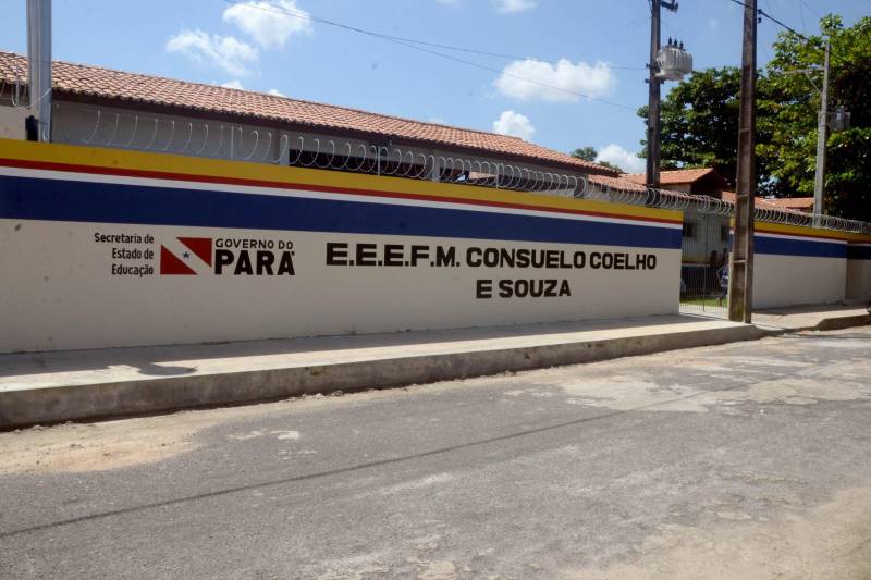 O Governo do Estado entregou, nesta quarta-feira (13), a obra da Escola Estadual de Ensino Fundamental e Médio Professora Consuelo Coelho de Souza (foto), localizada em Ananindeua.  A entrega à comunidade  foi presidida pela Secretária de Estado  de Educação, Ana Claudia Serruya Hage, que representou o Governador Simão Jatene. O evento reuniu os secretários adjuntos da Seduc, educadores, estudantes e  pessoas da comunidade 40 Horas. A escola foi integralmente reformada, ganhou três novas salas de aula e outros ambientes necessários ao funcionamento da administração e de atividades pedagógicas. Estão matriculados 785  alunos, sendo 230 alunos do Ensino Fundamental Maior e 555 do Ensino Médio. As aulas serão ministradas nos três turnos; duas turmas vão atender alunos  do Projeto Mundiar. A obra faz parte do Programa de Melhoria da Qualidade e Expansão da Educação Básica; foram investidos R$ 2,339 milhões de reais, oriundos do financiamento obtido pelo Governo do Estado junto ao Banco Interamericano de Desenvolvimento (BID).

FOTO: ELISEU DIAS / ASCOM SEDUC
DATA: 13.06.2018
BELÉM - PARÁ <div class='credito_fotos'>Foto: Eliseu Dias / Ascom Seduc   |   <a href='/midias/2018/originais/f0480283-239b-45c0-9bc0-6c271eabf8d4.jpg' download><i class='fa-solid fa-download'></i> Download</a></div>