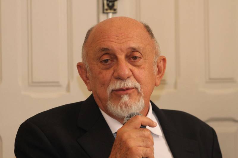 “Que esse espaço seja marcado pela neutralidade, não pela indiferença, mas por abrigar todas as diferenças”. Com essa frase, o governador Simão Jatene (foto) inaugurou nesta quinta-feira, 20, o Escritório Compartilhado da Agência das Nações Unidas (ONU) no Estado do Pará, o primeiro no Norte do País, o terceiro em território nacional. “Que as decisões tomadas aqui, a partir de Belém, de forma democrática, alcancem toda a cidade, ultrapassem os limites do estado e depois o mundo”, disse o governador. O Escritório Compartilhado da Agência das Nações Unidas (ONU) no Estado do Pará está abrigado em um prédio cedido pelo Governo do Estado, na Avenida Nazaré, no centro de Belém. Nele, funcionarão inicialmente os escritórios de representação do Programa das Nações Unidas para o Desenvolvimento (Pnud) e do Fundo das Nações Unidas para a Infância (Unicef).

FOTO: CRISTINO MARTINS / AG. PARÁ
DATA: 20.12.2018
BELÉM - PARÁ <div class='credito_fotos'>Foto: Cristino Martins/Ag. Pará   |   <a href='/midias/2018/originais/f04e2b8d-ae60-4433-8d35-542a4f759806.jpg' download><i class='fa-solid fa-download'></i> Download</a></div>