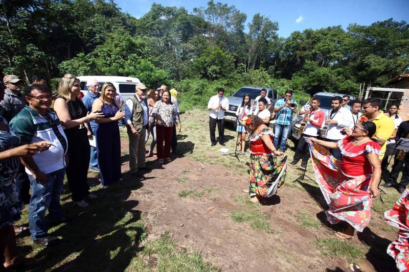 “Ter a posse da terra é a certeza de que nunca iremos perder o nosso direito, que nossos filhos e nossos netos poderão dar continuidade a nossa história em segurança. Foram anos de luta até chegar esse dia, agraciados com a assinatura do nosso título de terra. Só temos a agradecer a todos que fizeram parte disso e a cada um que lutou junto para que hoje isso se tornasse realidade”. A fala emocionada foi de seu Mário Araújo Silva, presidente da Associação Remanescente de Quilombo Espírito Santo, localizada no município do Acará, no nordeste do Estado. Ele assinou, neste sábado (24), junto com o governador Simão Jatene (foto), o título que dá a posse da terra a comunidade. A fala do presidente traduz o sentimento das dezenas de famílias que moram no local, que agora tem a posse legítima do local onde seus antepassados viveram. “Sou filho de mãe negra. Nasci aqui como minha vó, bisavó, que fazem parte da história dessa comunidade que já existe a mais de 300 anos.
FOTO: SIDNEY OLIVEIRA / AG. PARÁ
DATA: 24.03.2018
ACARÁ - PARÁ <div class='credito_fotos'>Foto: Sidney Oliveira/Ag. Pará | <a href='/midias/2018/originais/f0593390-c93f-477d-bdbb-bad8c4a290e3.jpg' download><i class='fa-solid fa-download'></i> Download</a></div>