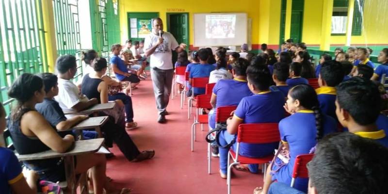 Mais de 3 mil doses de vacinas antirrábicas e 500 soros antirrábicos foram encaminhados ao município de Melgaço, na Ilha do Marajó,  nesta terça-feira, 22, para reforçar as ações de prevenção e investigação ao vírus da raiva humana. No total foram 5 mil vacinas e 1 mil soros entregues durante o trabalho das equipes da Vigilância Epidemiológica e Vigilância em Saúde estadual, iniciado desde o dia 4 de maio, quando a Sespa foi notificada de casos suspeitos de raiva humana na região. As ações (foto) se concentram em localidades ao longo do rio Laguna, cerca de 70 km da sede de Melgaço, onde residem aproximadamente 3.000 pessoas. Cerca de 780 pessoas iniciaram a vacinação, que é administrada em quatro doses. Também foram entregues 500 mosquiteiros para a proteção dessa população. Até o início desta terça-feira, 22 de maio, foram notificados 14 casos de raiva humana, com oito óbitos, sendo três confirmados laboratorialmente para a doença pelo Instituto Evandro Chagas (IEC). Dos casos notificados, dois foram descartados, pois não evoluíram para o quadro clínico dos demais e receberam alta.  Até o momento, quatro pacientes seguem internados, sendo três no Hospital da Santa Casa, em Belém, e um no Hospital Regional de Breves. Todos estão em estado considerado grave. Coletas sorológicas foram realizadas em pacientes que foram internados, inclusive os que morreram. As amostras também foram encaminhadas para o Instituto Pasteur, onde estão sendo analisadas.

FOTO: ASCOM / SESPA
DATA: 22.05.2018
MELGAÇO - PARÁ <div class='credito_fotos'>Foto: ASCOM SESPA   |   <a href='/midias/2018/originais/f05a3823-e791-4305-bbec-4a70e7b2138e.jpg' download><i class='fa-solid fa-download'></i> Download</a></div>