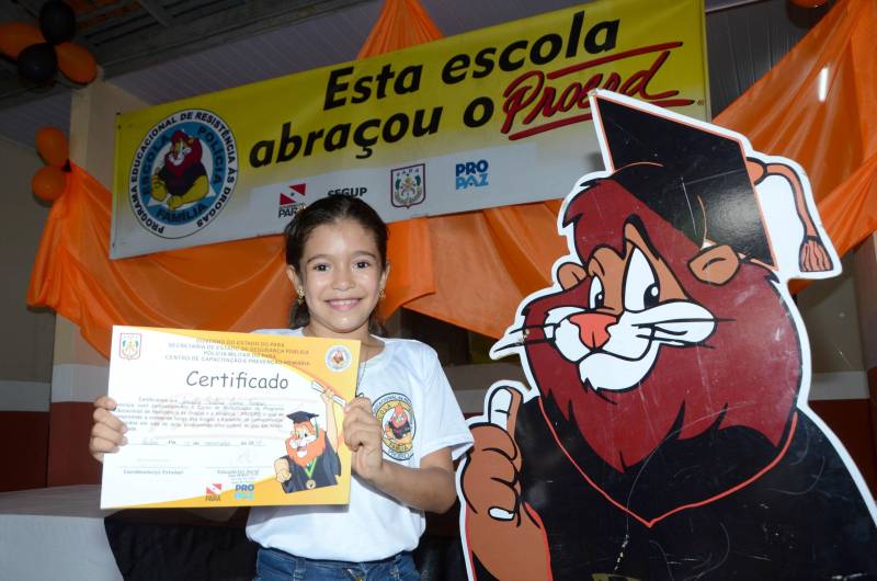 Quarenta e três alunos do 5º ano da Escola Estadual de Ensino Fundamental Prof. Emiliana Sarmento Ferreira, em Belém, participaram da cerimônia de formatura do Programa Educacional de Resistência às Drogas e a Violência (Proerd), realizado pela Secretaria de Estado de Educação (Seduc) em parceria com a Polícia Militar do Estado do Pará. A estudante Josielly Tavares, de 10 anos (foto), muito feliz com a formatura comentou que “aprendi muito sobre drogas e álcool, eles (PM) nos ensinaram a manter a distância, porque isso só faz mal”.
FOTO: RAI PONTES / ASCOM SEDUC
DATA: 13.11.2018
BELÉM - PARÁ <div class='credito_fotos'>Foto: Rai Pontes/Ascom Seduc | <a href='/midias/2018/originais/f05c4e82-b6c5-4ad5-9c6e-d6004c48fcd6.jpg' download><i class='fa-solid fa-download'></i> Download</a></div>