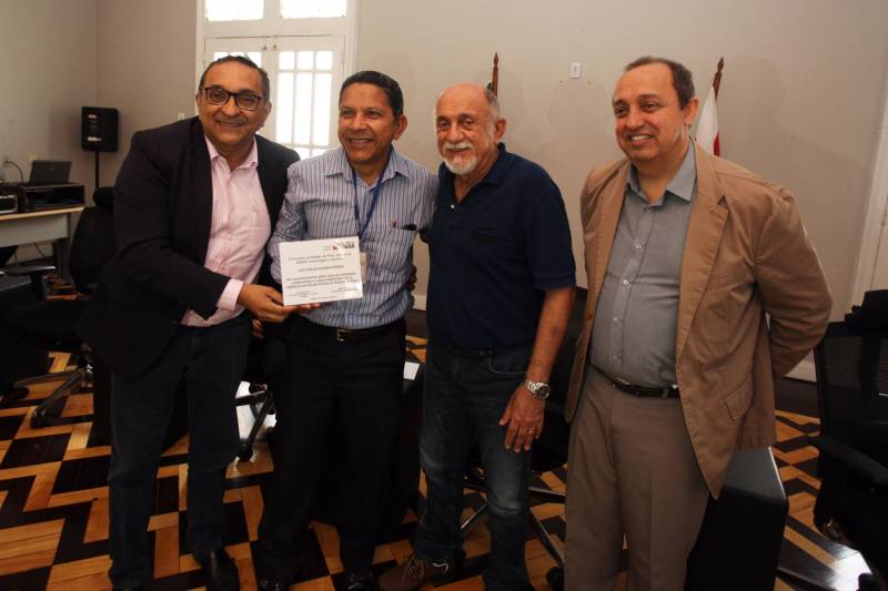 Quase R$ 2 milhões em equipamentos para o combate a malária no Pará foram distribuídos, nesta quarta-feira (7), em cerimônia no Palácio do Governo, em Belém. No total 38 microscópios, 21 motocicletas e 9 caminhonetes foram entregues, pelo governador Simão Jatene, a representantes de 11 municípios beneficiados, de diferentes regiões do Pará. Na ocasião, o governo também homenageou servidores estaduais que atuam há mais de 30 anos no combate a endemias e dedicaram anos de profissionalismo, compromisso e responsabilidade com o trabalho na Vigilância em Saúde Pública do Estado do Pará.
FOTO: ANTÔNIO SILVA / AG. PARÁ
DATA: 07.03.2018
BELÉM - PARÁ
<div class='credito_fotos'>Foto: Antônio Silva/Ag. Pará | <a href='/midias/2018/originais/f06b36f7-7fe5-4717-b7b7-be60c8e2333d.jpg' download><i class='fa-solid fa-download'></i> Download</a></div>