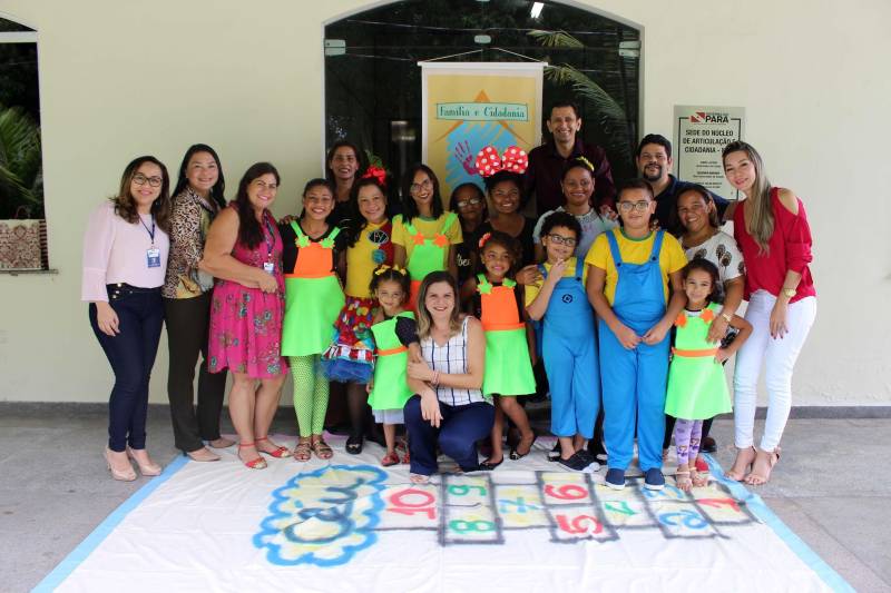 Possibilitar, por meio de atividades, metodologias e experiências, o acesso a conhecimentos capazes de fortalecer vínculos familiares e comunitários é o objetivo do Projeto Família e Cidadania: Viver é conviver, que na manhã desta terça-feira (27) promoveu mais um evento, destinado a integrantes de organizações da sociedade civil. 

FOTO: ASCOM NAC
DATA: 27.11.2018
BELÉM - PARÁ <div class='credito_fotos'>Foto: Ascom NAC   |   <a href='/midias/2018/originais/f06e3a82-3f6a-4b3b-8b46-41563b465dd7.jpg' download><i class='fa-solid fa-download'></i> Download</a></div>