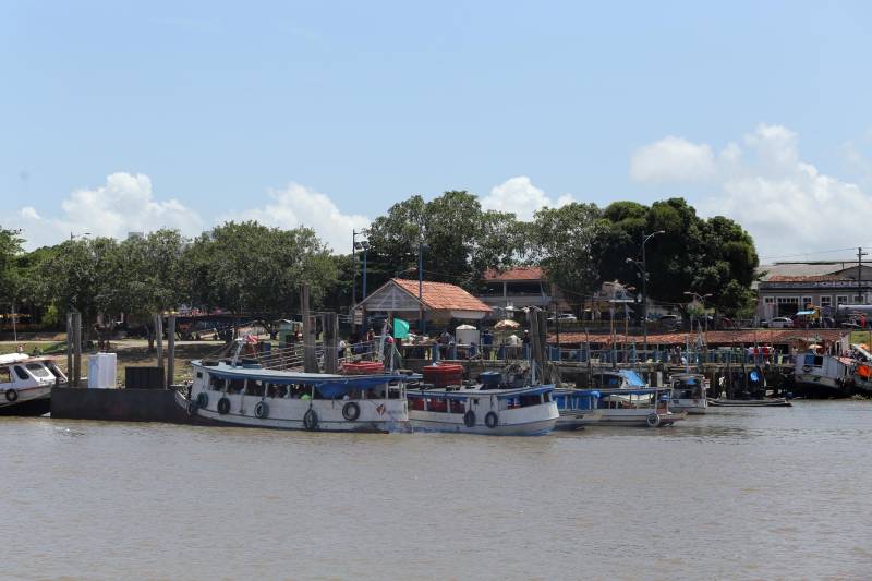 A maioria dos afogamentos ocorre em praias, piscinas, rios, quedas e/ou saltos de embarcações, naufrágios, além de afastamento da margem sem conseguir retornar ao limite adequado. Entre os locais perigosos, com número alto de ocorrências, estão o trapiche de Icoaraci (foto) e a orla da Universidade Federal do Pará. Em ambos, a correnteza é forte e o terreno, cheio de armadilhas e propícios às quedas. No trabalho de prevenção, o Grupamento Fluvial dos Bombeiros realiza palestras educativas frequentes na região das ilhas, com o objetivo de reforçar a importância do uso de coletes nas embarcações e os cuidados na hora de entrar nos rios.
FOTO: SIDNEY OLIVEIRA / ARQUIVO AG. PARÁ
DATA: 05.10.2016
ICOARACI - PARÁ
<div class='credito_fotos'>Foto: Sidney Oliveira/Ag. Pará | <a href='/midias/2018/originais/f07dab99-b5ae-45b2-8f65-2f0331c84f65.jpg' download><i class='fa-solid fa-download'></i> Download</a></div>