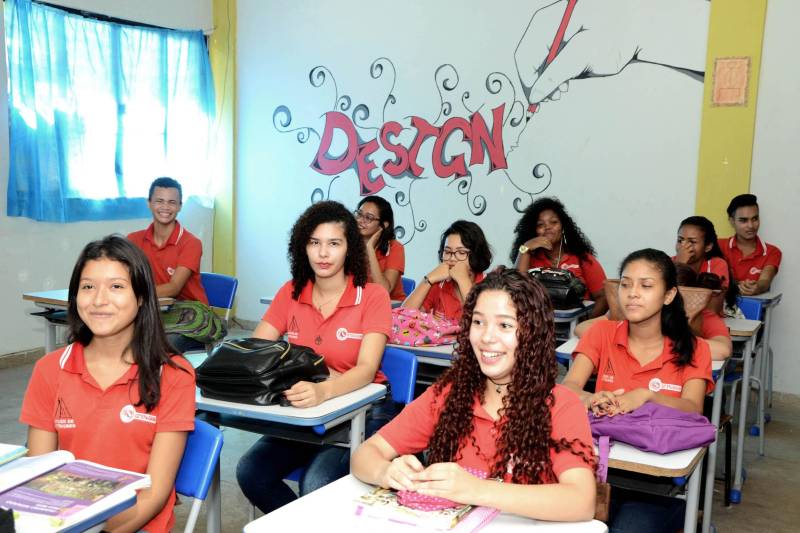 Com a temática “Revendo Práticas: Integrando Saberes” iniciou nesta terça-feira (27), a Jornada Pedagógica da Unidade Seduc na Escola (USE 11), no distrito de Icoaraci, em Belém. O evento reúne gestores de escolas e educadores para discutirem como é possível, por meio do Projeto Político Pedagógico (PPP), as escolas avançarem em suas atividades pedagógicas com foco na aprendizagem dos alunos. A jornada prosseguirá até quarta-feira (28). Os participantes das escolas de Icoaraci e das Ilhas de Belém tiveram uma programação com foco na atualização do Projeto Político Pedagógico (PPP) à luz da Base Nacional Comum Curricular (BNCC). Para o gestor da USE 11, Welber Amorim, “o PPP é a alma da escola, porque nele estão todos os projetos e programas da unidade escolar”. O objetivo da Jornada, de acordo com Amorim, é integrar as escolas, verificar o que elas estão desenvolvendo em atividades e, a partir daí, promover a troca de experiências exitosas entre os gestores de escolas.
FOTO: ELISEU DIAS / ASCOM SEDUC
DATA: 27.02.2018
BELÉM - PARÁ
<div class='credito_fotos'>Foto: Eliseu Dias / Ascom Seduc | <a href='/midias/2018/originais/f085789d-b3cf-4f7c-96c3-804c69202b51.jpg' download><i class='fa-solid fa-download'></i> Download</a></div>