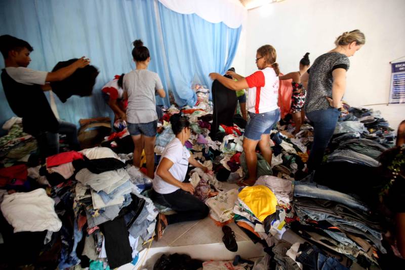 Passados dois dias da enxurrada que destruiu casas e obrigou pessoas a saírem de seus locais de moradia em Paragominas, Governo do Estado e Prefeitura continuam os trabalhos para atender as famílias afetadas, reconstruir o que ficou destruído e restabelecer a situação de normalidade no município. Desde a manhã da última quinta-feira (12), equipes da Defesa Civil intensificam as ações nos bairros atingidos.
FOTO: SIDNEY OLIVEIRA / AG. PARÁ
DATA: 14.04.2018
PARAGOMINAS - PARÁ <div class='credito_fotos'>Foto: Sidney Oliveira/Ag. Pará | <a href='/midias/2018/originais/f08b31cb-c3bf-48bf-87a9-6436bbc92fdb.jpg' download><i class='fa-solid fa-download'></i> Download</a></div>
