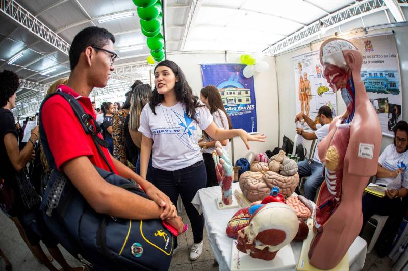 Durante toda esta quinta-feira, 10, a Feira Vocacional da Universidade do Estado do Pará (Uepa) recebeu a visita de estudantes do ensino médio de escolas públicas e particulares da Região Metropolitana de Belém. Cada graduação da Uepa tinha um estande no hall de exposição do Centro Cultural Tancredo Neves (Centur), tudo para que os estudantes pudessem conhecer mais sobre os cursos, a atuação dos profissionais formados e o desenho curricular das disciplinas.
FOTO: NAILANA THIELY / ASCOM UEPA
DATA: 10.05.2018
BELÉM - PARÁ <div class='credito_fotos'>Foto: Nailana Thiely / Ascom Uepa | <a href='/midias/2018/originais/f08cdc06-2354-46ed-be75-3c3691772943.jpg' download><i class='fa-solid fa-download'></i> Download</a></div>