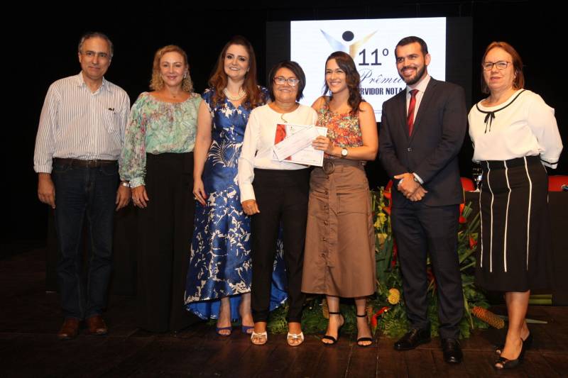 A servidora pública estadual Terezinha Medeiros, 61 anos, que trabalha há 33 na Fundação Santa Casa de Misericórdia do Pará foi a sorteada entre 53 servidores para receber o Prêmio de Servidor Nota 10 de 2018. Ela representa os 107 mil servidores que fazem parte do quadro do Governo do Pará. A premiação aconteceu durante cerimônia realizada na noite desta terça-feira (6), no Teatro Margarida Schivasappa (Centur). Esta foi a 11ª edição do Prêmio Servidor Nota 10.
FOTO: CARLOS SODRÉ / AG. PARÁ
DATA: 06.11.2018
BELÉM - PARÁ <div class='credito_fotos'>Foto: CARLOS SODRÉ / AG. PARÁ | <a href='/midias/2018/originais/f0918e15-ac73-4bc5-8eb8-91a5d1ad1aa4.jpg' download><i class='fa-solid fa-download'></i> Download</a></div>