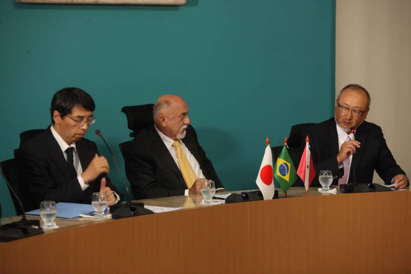 Governo do Estado, Agência de Cooperação Internacional do Japão (Jica) e Embaixada do Japão no Brasil assinaram no final da tarde desta sexta-feira a Ordem de Serviço que marca que marca o início das obras na Rodovia BR-316. As obras iniciam já na próxima segunda-feira.Com projeto arrojado, que trará grande reforma estrutural para a entrada da capital paraense, desde a rede de drenagem, até os chamados retoques finos, como paisagismo e moderna rede de iluminação pública em LED, abrange os municípios de Belém, Ananindeua e Marituba, em 10,8 km de extensão. As obras de reconstrução e requalificação incluem pistas com três faixas de rolagem nos dois sentidos, com pavimento flexível, uma faixa (em cada sentido) exclusiva para o BRT Metropolitano, duas ciclovias bidirecionais, gramado próximo à ciclovia para arborização, dois passeios para circulação de pedestres com 2,5m de largura, faixa de piso tátil e rampas de acessibilidade, de acordo com a legislação vigente, além de mobiliário urbano (bancos, lixeiras e abrigos em paradas de ônibus convencionais).

FOTO: SIDNEY OLIVEIRA / AG. PARÁ
DATA: 07.12.2018
BELÉM - PARÁ <div class='credito_fotos'>Foto: Sidney Oliveira/Ag. Pará   |   <a href='/midias/2018/originais/f094a383-7c20-43eb-82c0-1f7dc3fa64c7.jpg' download><i class='fa-solid fa-download'></i> Download</a></div>