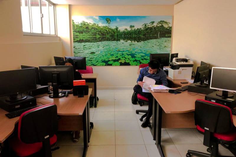 A sede da 3a Regional de Marabá agora funciona em um novo local: o Centro Regional de Governo do Estado do Pará, localizado no Centro de Convenções Carajás. A mudança de endereço foi necessária para a melhor acomodação da equipe de trabalho e, consequentemente, maior eficiência na defesa das causas do Estado. Antes, os procuradores, servidores e estagiários da instituição atuavam no espaço cedido na Estação Cidadania, mas desde o início de dezembro passaram a ocupar duas salas no Centro Regional.

FOTO: ASCOM PGE
DATA: 20.12.2018
MARABÁ - PARÁ <div class='credito_fotos'>Foto: ASCOM PGE   |   <a href='/midias/2018/originais/f09883be-72ef-4aba-a4c2-8b1c9170b514.jpg' download><i class='fa-solid fa-download'></i> Download</a></div>