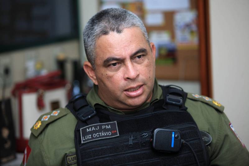 Mais do que um policial, um amigo. É assim que cerca de 1.700 moradores de oito bairros de Belém passaram a enxergar o policial militar. A mudança de paradigma acontece três anos depois da criação do projeto “Vizinhança em Alerta”. A iniciativa surgiu a partir de uma demanda apresentada ao 2º Batalhão da Polícia Militar pelos moradores da Cidade Velha, primeiro bairro atendido pelo programa. O prédio fica na rua Dr. Assis, ao lado da Igreja da Sé, e foi cedido por tempo indeterminado. O local está sendo reformado para melhor atender os militares. Na foto, o major Luiz Octavio Rayol, comandante do 2° Batalhão.
FOTO: MÁCIO FERREIRA / AG. PARÁ
DATA: 15.03.2018
BELÉM - PARÁ <div class='credito_fotos'>Foto: MÁCIO FERREIRA/ AG. PARÁ | <a href='/midias/2018/originais/f09a1db9-80a8-4675-9ed4-1cff121b0f5e.jpg' download><i class='fa-solid fa-download'></i> Download</a></div>
