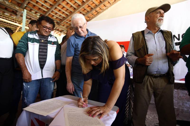 “Ter a posse da terra é a certeza de que nunca iremos perder o nosso direito, que nossos filhos e nossos netos poderão dar continuidade a nossa história em segurança. Foram anos de luta até chegar esse dia, agraciados com a assinatura do nosso título de terra. Só temos a agradecer a todos que fizeram parte disso e a cada um que lutou junto para que hoje isso se tornasse realidade”. A fala emocionada foi de seu Mário Araújo Silva, presidente da Associação Remanescente de Quilombo Espírito Santo, localizada no município do Acará, no nordeste do Estado. Ele assinou, neste sábado (24), junto com o governador Simão Jatene, o título que dá a posse da terra a comunidade. A fala do presidente traduz o sentimento das dezenas de famílias que moram no local, que agora tem a posse legítima do local onde seus antepassados viveram. “Sou filho de mãe negra. Nasci aqui como minha vó, bisavó, que fazem parte da história dessa comunidade que já existe a mais de 300 anos. Na foto, a prefeita do Acará, Amanda Martins (azul).
FOTO: SIDNEY OLIVEIRA / AG. PARÁ
DATA: 24.03.2018
ACARÁ - PARÁ <div class='credito_fotos'>Foto: Sidney Oliveira/Ag. Pará | <a href='/midias/2018/originais/f09df90f-0afa-47df-ace1-8725db3a7f0e.jpg' download><i class='fa-solid fa-download'></i> Download</a></div>