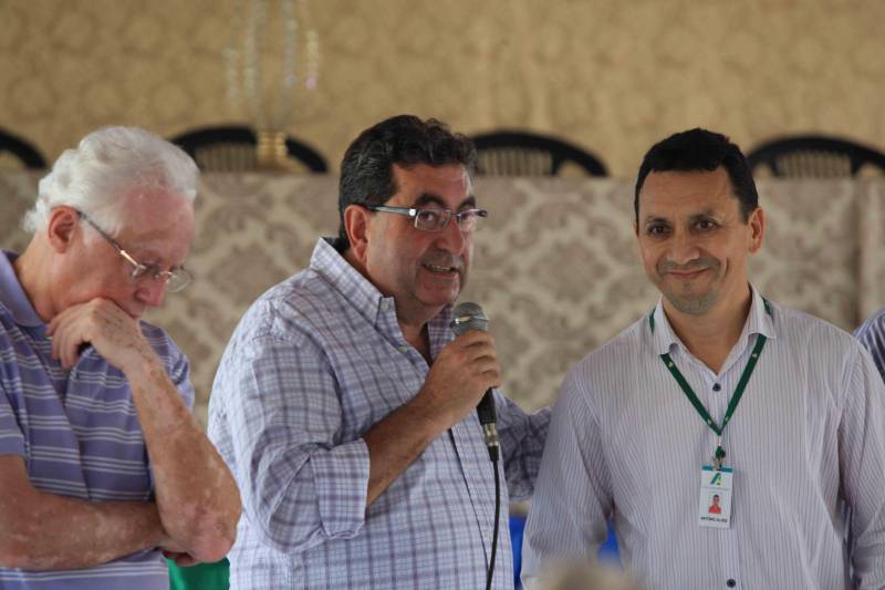 Mais de 300 produtores compareceram à arena Bira's, em Igarapé-Miri, no nordeste paraense, na manhã de quinta-feira (15), em busca de informações sobre crédito, qualificação profissional, regularização fundiária e cadeia produtiva. O público foi atendido pela "Caravana Pará 2030 - Igarapé-Miri", promovida pelo governo do Estado, que levou ao município os serviços de várias secretarias, bancos e instituições ligadas à produção e à intermediação de negócios. Na foto, o titular da Sedeme, Adnan Demachki.
FOTO: RODOLFO OLIVEIRA / AG. PARÁ
DATA: 16.03.2018
IGARAPÉ-MIRI - PARÁ <div class='credito_fotos'>Foto: Rodolfo Oliveira/Ag. Pará | <a href='/midias/2018/originais/f0a0feaa-523c-4a11-b6de-5b1ee5e84093.jpg' download><i class='fa-solid fa-download'></i> Download</a></div>