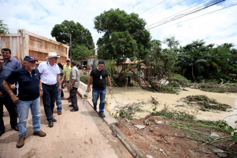 O Governador do Pará, Simão Jatene, esteve durante esta sexta-feira (13) no município de Paragominas. Além de visitar as áreas afetadas pela enxurrada que ocorreu na madrugada da quinta-feira (12), ele conversou com moradores atingidos, reuniu com autoridades municipais, secretários de estado, com o Corpo de Bombeiros e a Defesa Civil para traçar as metas e ações a serem cumpridas para restabelecer a normalidade na cidade. A forte enxurrada, que durou toda a madrugada, alagou cerca de 40% da cidade e atingiu 350 famílias. Até o momento, 13 locais foram adequados para funcionar como abrigo, entre escolas, associações, ginásios, entre outros, para receber desabrigados e desalojados.

FOTO: SIDNEY OLIVEIRA / AG. PARÁ
DATA: 13.04.2018
PARAGOMINAS - PARÁ <div class='credito_fotos'>Foto: Sidney Oliveira/Ag. Pará   |   <a href='/midias/2018/originais/f0a27df5-67b6-4f7a-9130-0c5947b4a18d.jpg' download><i class='fa-solid fa-download'></i> Download</a></div>