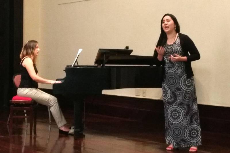 A soprano paraense Juliane Lins, 27 anos, é uma das cantoras líricas selecionadas para participar da temporada 2018 do Programa Prelúdio exibido pela TV Cultura de São Paulo, emissora da Fundação padre Anchieta – Centro paulista de Rádio e TV Educativas.
FOTO: ASCOM FCG
DATA: 12.04.2018
BELÉM - PARÁ <div class='credito_fotos'>Foto: ASCOM FCP | <a href='/midias/2018/originais/f0a72be3-93ab-4158-ae72-52f6d760a7db.jpg' download><i class='fa-solid fa-download'></i> Download</a></div>