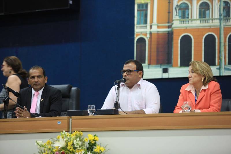 A obra de saneamento integrado que está sendo executada pelo Governo do Estado na Bacia do Tucunduba, em Belém, foi o tema de Audiência Pública realizada na manhã desta sexta-feira (15), na Câmara Municipal de Belém. Considerada a segunda maior bacia hidrográfica da capital, o Tucunduba atravessa quatro bairros: Guamá, Terra Firme, Canudos e Marco. Quando for concluído, o projeto vai beneficiar diretamente cerca de 250 mil moradores da área. Participaram diretores da área social e técnica da Secretaria de Estado de Desenvolvimento Urbano e Obras Públicas (Sedop), da Secretaria Municipal de Saneamento e representantes de Associações Comunitárias do Tucunduba. Na foto, o diretor de fiscalização de obras da Sedop, engenheiro Sérgio Paixão (de óculos).
FOTO: RODOLFO OLIVEIRA / AG. PARÁ
DATA: 15.06.2018
BELÉM - PARÁ <div class='credito_fotos'>Foto: Rodolfo Oliveira/Ag. Pará | <a href='/midias/2018/originais/f0a9025b-8dcb-41c5-b20f-8809edad9806.jpg' download><i class='fa-solid fa-download'></i> Download</a></div>