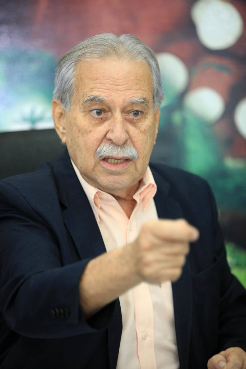 O XVII Congresso Brasileiro de Mandioca e II Congresso Latino-Americano e Caribenho de Mandioca começa nesta segunda-feira, 12, em Belém. A solenidade de abertura será às 19 horas, com a presença do vice-governador Zequinha Marinho, no Hangar Convenções e Feiras da Amazônia que, juntamente com o secretário de Estado de Desenvolvimento Agropecuário e da Pesca, Giovanni Queiroz (foto), fará o lançamento do Pró-Mandioca.
FOTO: MÁCIO FERREIRA / AG. PARÁ
DATA: 12.03.2018
BELÉM - PARÁ <div class='credito_fotos'>Foto: MÁCIO FERREIRA/ AG. PARÁ | <a href='/midias/2018/originais/f0aa9860-efb0-48eb-a886-e4c47008eac9.jpg' download><i class='fa-solid fa-download'></i> Download</a></div>