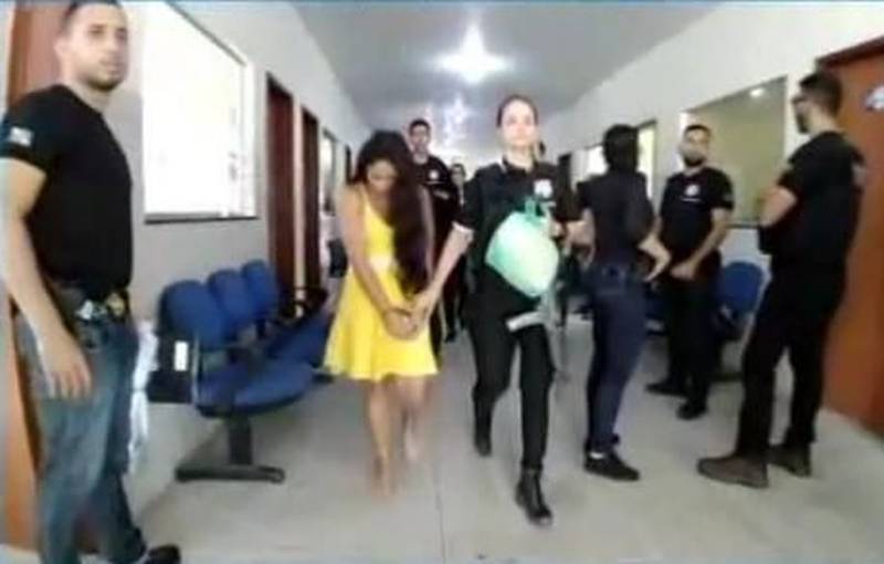 As Polícias Civil e Militar deflagraram, nesta quinta-feira (05), a operação policial denominada "Caeté em Chamas" (foto), na cidade de Bragança, nordeste do Estado, para cumprimento de mandados de prisão e de busca e apreensão relacionados a uma associação criminosa ligada aos crimes de tráfico de drogas, roubos e homicídios. Ao todo, 22 pessoas foram presas durante a operação. Dentre eles, três foram em flagrante por tráfico de drogas e outros sete são presidiários que receberam as ordens de prisão dentro de casas penais na Região Metropolitana de Belém e interior do Estado. Iniciada nas primeiras horas do dia, a operação policial contou com mais de 200 policiais, entre policiais civis vinculados às Diretorias de Polícia Especializada (DPE), de Polícia do Interior (DPI) e de Polícia Metropolitana (DPM), e policiais militares da Rotam no apoio para cumprimento dos mandados judiciais.
FOTO: ASCOM / POLÍCIA CIVIL
DATA: 05.04.2018
BRAGANÇA - PARÁ <div class='credito_fotos'>Foto: Polícia Civil | <a href='/midias/2018/originais/f0ab4507-e5e3-4bd3-b973-e945a5bf413e.jpg' download><i class='fa-solid fa-download'></i> Download</a></div>