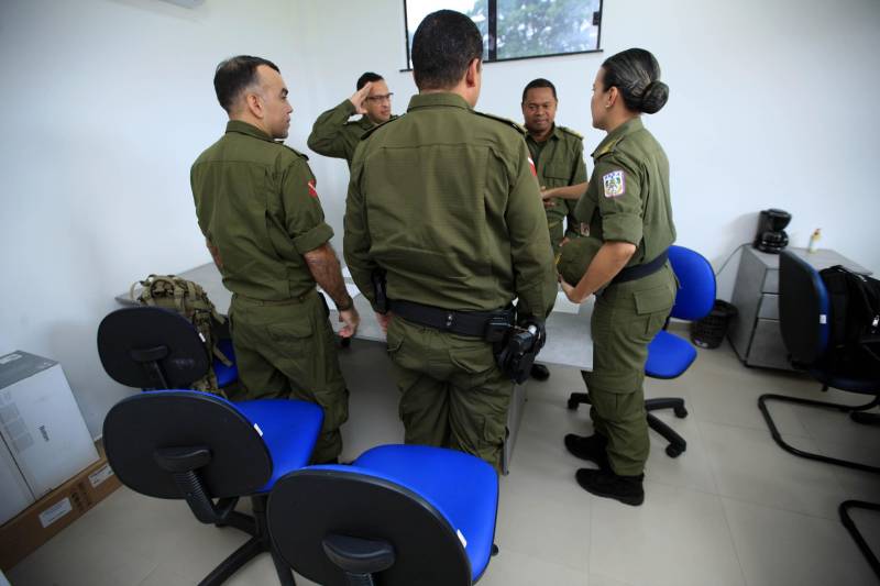 “Ser mulher é o primeiro desafio”. É assim que Erika Pereira (foto), a primeira mulher à frente do Comando de Policiamento da Capital II, descreve a sensação de fazer parte de uma corporação predominantemente formada por homens. A coronel é uma das cerca de 1.600 mulheres que atuam hoje na Polícia Militar (PM). Aos 41 anos, depois de 24 deles na PM, ela não se sente sozinha nessa missão e na ambição de ocupar cargos de liderança. 

FOTO: MÁCIO FERREIRA / AG. PARÁ
DATA: 27.05.2018
BELÉM - PARÁ <div class='credito_fotos'>Foto: MÁCIO FERREIRA/ AG. PARÁ   |   <a href='/midias/2018/originais/f0ad6788-fd92-4c74-9b81-38d4611d0724.jpg' download><i class='fa-solid fa-download'></i> Download</a></div>