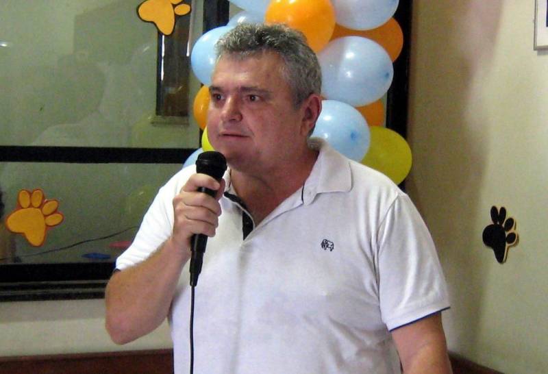 A Secretaria de Estado de Saúde Pública (Sespa), em conjunto com a Agência de Defesa Agropecuária do Estado do Pará (Adepara) e Ministério da Saúde, realiza o trabalho de investigação e prevenção da raiva humana no município de Melgaço, no Arquipélago do Marajó. As ações se concentram na localidade de Rio Laguna, a cerca de 70 quilômetros de Melgaço, onde residem aproximadamente mil pessoas. A Sespa emitiu um Alerta Epidemiológico, que foi divulgado e enviado aos 13 Centros Regionais de Saúde. Segundo o alerta, “é preciso identificar precocemente a existência de agressões por morcegos hematófagos em humanos ou em animais no peridomicílio (área externa da moradia) com vistas à adoção, em tempo hábil, das medidas de controle pertinentes, tais como controle de quirópteros (morcegos), profilaxia da raiva humana e bloqueio animal”. Na foto, o coordenador estadual de Zoonoses da Sespa, Fernando Esteves.
FOTO: ASCOM / SESPA
DATA: 17.05.2018
RIO LAGUNA - PARÁ <div class='credito_fotos'>Foto: ASCOM SESPA | <a href='/midias/2018/originais/f0af17bf-a61e-42ee-863f-75e9c596f95e.jpg' download><i class='fa-solid fa-download'></i> Download</a></div>