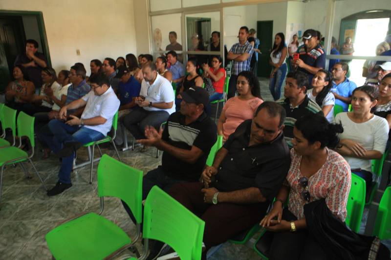 A visita à Deolândia, distante 10 quilômetros de São João da Ponta, onde as obras de pavimentação estão em andamento, foi uma das pautas da agenda governamental na quarta-feira, 13, que contemplou quatro municípios na Região Nordeste do Pará, com assinatura de Ordens de Serviço e entrega de equipamentos de segurança.

FOTO: RODOLFO OLIVEIRA / AG. PARÁ
DATA: 13.06.2018
SÃO JOÃO DA PONTA - PARÁ <div class='credito_fotos'>Foto: Rodolfo Oliveira/Ag. Pará   |   <a href='/midias/2018/originais/f0b7fafa-3073-4f2b-97fb-86c0b115c8b5.jpg' download><i class='fa-solid fa-download'></i> Download</a></div>