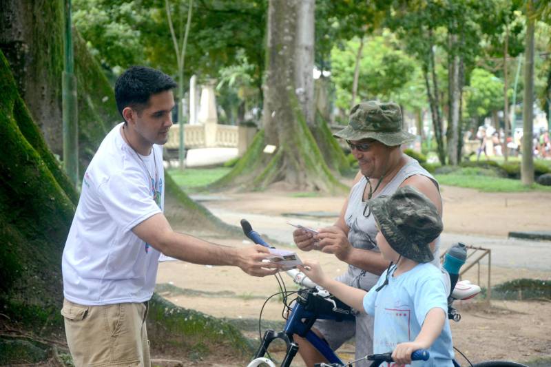 A rara Síndrome de Cri du Chat, também conhecida como Síndrome do Miado do Gato, mobilizou a sociedade neste sábado (5), durante uma caminhada na Praça Batista Campos, em Belém. A ação é alusiva ao Dia Internacional da Síndrome de Cri du Chat e busca conscientizar a população sobre a anomalia. Pais e profissionais da área da saúde participaram da ação educativa que contou com distribuição de panfletos informativos e uma caminhada pelo local. "Por ser rara, é muito difícil identificar a síndrome. Em Belém, temos conhecimento de apenas dois casos. Nossa intenção é sensibilizar os profissionais da área da saúde para que o diagnóstico seja precoce, já que os casos demoram anos para ter o diagnóstico fechado", explica a fonoaudióloga da Coordenadoria de Educação Especial (COEES), Priscila Salgado, mãe de uma criança portadora da síndrome.
FOTO: ELISEU DIAS / ASCOM SEDUC
DATA: 05.05.2018
BELÉM - PARÁ <div class='credito_fotos'>Foto: Eliseu Dias / Ascom Seduc | <a href='/midias/2018/originais/f0b8b116-0b88-49b7-b63b-b155eee4d563.jpg' download><i class='fa-solid fa-download'></i> Download</a></div>
