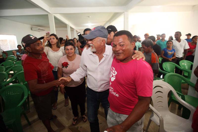 O governo do Pará dá seguimento às ações de reconhecimento de propriedade de terras em todas as regiões do Estado com a entrega, na manhã desta sexta-feira (16), de 124 títulos para pequenos produtores rurais do município de Bujaru, no nordeste paraense. A cerimônia, realizada no Sindicato de Produtores Rurais do município, foi conduzida pelo governador Simão Jatene e contou com a presença de secretários de Estado, parlamentares, prefeitos e autoridades da região. Os documentos expedidos pelo Instituto de Terras do Pará (Iterpa) vão atender famílias que residem em 15 comunidades do município, entre elas a Jutai, Igarapezinho, Jabatiteua, Guajará-Miri, Guajará-Açu, Ramal do Puxador, Ramal do Caiti, Santa Maria, São Luiz, Cajuíra, entre outras localizadas ao longo da Rodovia PA-140, totalizando mais de 6 mil hectares de áreas tituladas.
FOTO: THIAGO GOMES / AG PARÁ
DATA: 16.02.2018
BUJARÚ - PARÁ <div class='credito_fotos'>Foto: Thiago Gomes /Ag. Pará | <a href='/midias/2018/originais/f0bbaec9-6473-4df7-8a59-c36346721208.jpg' download><i class='fa-solid fa-download'></i> Download</a></div>