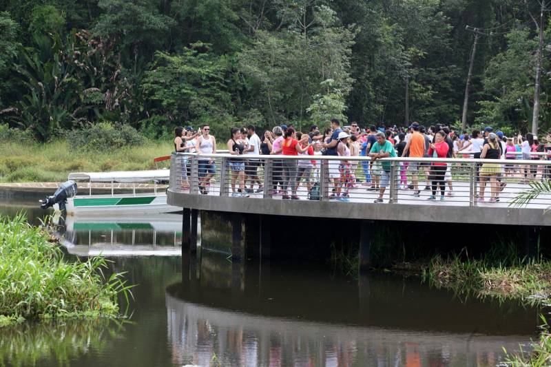Uma reabertura feita a milhares de mãos. A fita inaugural colocada no inicio da trilha principal do Parque do Utinga foi rompida por mais de cinco mil pessoas ansiosas pelo inicio da caminhada, marcando o segundo dia da programação de reabertura do mais novo espaço paraense de lazer e interatividade com a natureza.
FOTO: SIDNEY OLIVEIRA / AG. PARÁ
DATA: 17.03.2018
BELÉM - PARÁ <div class='credito_fotos'>Foto: Sidney Oliveira/Ag. Pará | <a href='/midias/2018/originais/f0bc6e56-0ead-4600-a296-8c927165ef3d.jpg' download><i class='fa-solid fa-download'></i> Download</a></div>