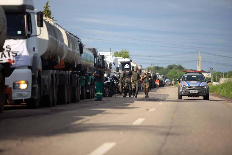 A Secretaria de Estado de Segurança Pública e Defesa Social (Segup) garantiu, em parceria com o Exército Brasileiro, por meio do Comando Militar do Norte, e amparada pelo Decreto número 9.382, de 25 de maio de 2018, o reforço na segurança durante o traslado dos caminhões com combustíveis que saíram do Porto de Miramar para o município de Santa Maria do Pará.
FOTO: THIAGO GOMES / AG. PARÁ
DATA: 29.05.2018
MARITUBA - PARÁ <div class='credito_fotos'>Foto: Thiago Gomes /Ag. Pará | <a href='/midias/2018/originais/f0bc99da-656c-4b36-91d8-746ccd4aa82f.jpg' download><i class='fa-solid fa-download'></i> Download</a></div>