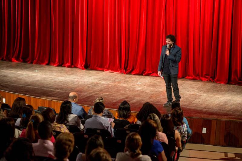 João*, de 17 anos, é natural de Bragança, nordeste do Pará. Há sete meses cumpre medida socioeducativa em uma unidade de internação do Estado após cometer um ato infracional no município onde reside. Mas na manhã desta terça-feira (5), em Belém, pôde vivenciar uma experiência inédita: participou de um espetáculo de teatro (foto) diante de dezenas de pessoas que se reuniram no Teatro Margarida Schivasappa, ao lado de outros 30 adolescentes e jovens privados de liberdade. Uma iniciativa pioneira no país que busca promover a ressocialização por meio da arte, fruto das atividades e oficinas pedagógicas realizadas dentro de espaços gerenciados pela Fundação de Atendimento Socioeducativo do Pará (Fasepa). “Eu nunca tinha vindo em um teatro e isso ficará marcado em mim”, disse o socioeducando. Tímido, ele revelou a vontade de deixar para trás os erros cometidos e seguir um futuro completamente novo, com os primeiros passos sendo dados hoje. “Isso despertou algo dentro de mim, pensar na minha vida e em sair do mundo das drogas. Quem sabe me tornar um ator?” divagou.

FOTO: FERNANDO SETTE / ASCOM IOE
DATA: 05.06.2018
BELÉM - PARÁ <div class='credito_fotos'>Foto: FERNANDO SETTE CÂMARA / ASCOM IOE   |   <a href='/midias/2018/originais/f0c350c9-53e8-4e01-95ed-4cf3ca9ae35c.jpg' download><i class='fa-solid fa-download'></i> Download</a></div>