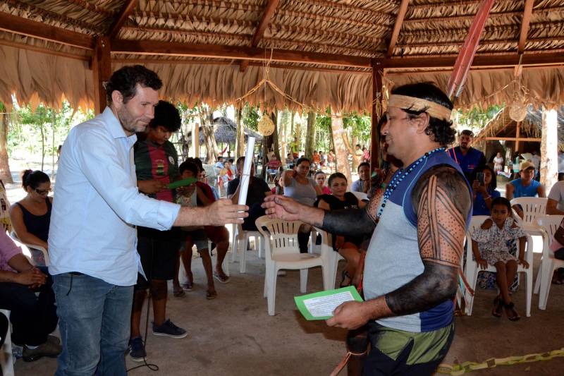O que motiva um grupo de jovens indígenas da nação indígena Gavião, a concluir o Ensino Médio sem sair da aldeia, localizada no município Bom Jesus do Tocantins, na região sudeste do Estado? A escola construída dentro da reserva, em forma de maloca, com toda natureza ao redor, foi determinante para manter o foco dos alunos do Mundiar nos estudos. Mas a professora, algumas vezes, preferiu levar a aula para o meio da plantação ou para a beira do rio. Uma atitude pedagógica com elevado significado. A estratégia de relacionar o conteúdo da proposta na Matriz Curricular à realidade da aldeia Akrãkikatêjê, durante as aulas, foi montada pela cacique Kátia Tonkyre, para cumprir a promessa feita em 2016, quando a turma foi formada, de que todos os estudantes matriculados iriam se empenhar ao máximo para concluir o Ensino Médio, por meio da metodologia do Projeto Mundiar (foto), implantado pela Secretaria de Estado de Educação (Seduc). O Mundiar visa corrigir a distorção escolar idade/ano e reduzir a repetência e a evasão de alunos.
FOTO: FERNANDO NOBRE / ASCOM SEDUC
DATA: 15.06.2018
BOM JESUS DO TOCANTINS - PARÁ <div class='credito_fotos'>Foto: FERNANDO NOBRE/ASCOM SEDUC | <a href='/midias/2018/originais/f0cace01-a898-40c6-aa01-0796837ee31f.jpg' download><i class='fa-solid fa-download'></i> Download</a></div>