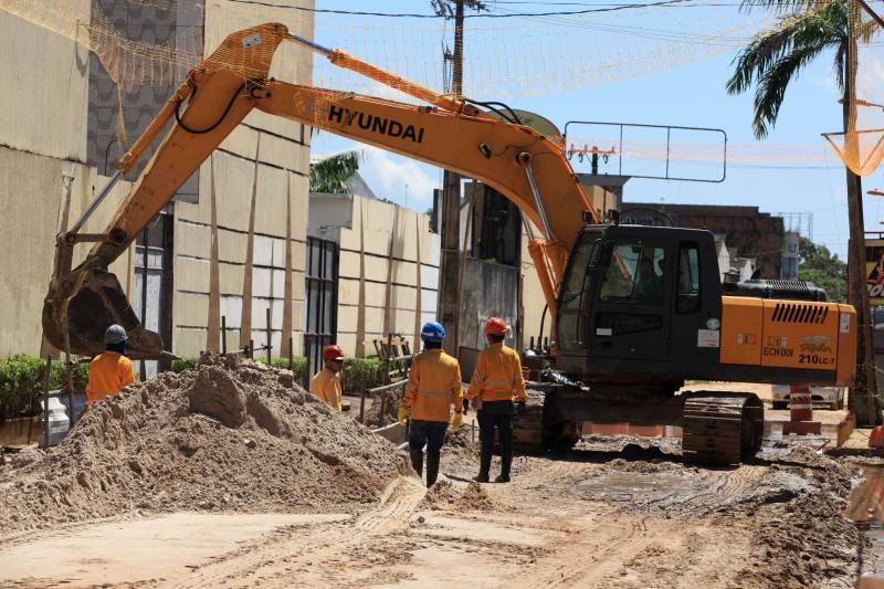 Com a chegada do verão, as obras de prolongamento da Avenida João Paulo II (foto) entram em ritmo acelerado. A partir do final desta semana, o número de operários envolvidos na obra, que hoje chega a 350, vai passar a ser de 600, o que garantirá maior celeridade na conclusão das obras, previstas para até o final de julho. “Faltam menos de 10% para que a gente conclua toda a obra. São detalhes de pavimentação nas vias de acesso, calçada, gradil, iluminação, o que a gente chama de acabamento. E nesse acabamento, incluímos também as passarelas, que são montadas fora e, a partir daí, são levadas para o canteiro de obra e colocadas em seus devidos lugares. As passarelas são importantes para segurança dos pedestres que vão precisar atravessar a João Paulo. Da mesma forma, a sinalização horizontal e vertical são fundamentais para circulação dos pedestres, motoristas, motociclistas e ciclistas por toda a avenida. A expectativa é que possamos entregar o mais breve possível o prolongamento da Avenida João Paulo II à população, de forma a garantir melhoria da qualidade de vida, saúde, lazer, mobilidade e mais segurança para quem mora nessa área”, informa o diretor geral do Núcleo de Gerenciamento de Transportes Metropolitano (NGTM), César Meira.

FOTO: MÁCIO FERREIRA / AG. PARÁ
DATA: 12.06.2018
BELÉM - PARÁ <div class='credito_fotos'>Foto: MÁCIO FERREIRA/ AG. PARÁ   |   <a href='/midias/2018/originais/f0d209c7-bb13-4026-bb66-9f05fa7da075.jpg' download><i class='fa-solid fa-download'></i> Download</a></div>