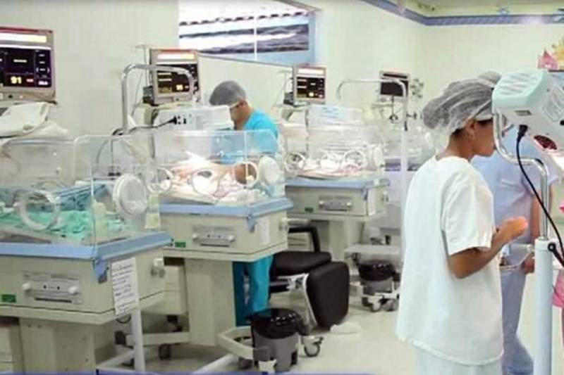 O Hospital Regional de Conceição do Araguaia (HRCA, na foto) é referência em Traumato-Ortopedia, tendo como destaque para a cirurgia corretiva do pé torto congênito e outras cirurgias ortopédicas como de tíbia, fêmur e cirurgia de quadril. Com 365 servidores, o HRCA tem gestão direta da Secretaria de Estado de Saúde Pública (Sespa) e atende usuários do SUS dos Estados do Pará e Tocantins. Com 106 leitos e cerca de 400 internações mensais, o HRCA também realiza cirurgia geral e cirurgia otorrinolaringológica, urológica e ainda na área de Ginecologia e Obstetrícia, com aproximadamente 70 partos por mês entre normais e cesáreos. “Nas cirurgias gerais, conseguimos um avanço com cirurgias menos invasivas, já que são realizadas agora por meio de videolaparoscopia”, informou o diretor do HRCA, Wilson Branco.
FOTO: ASCOM HRCA
DATA: 05.05.2018
CONCEIÇÃO DO ARAGUAIA - PARÁ <div class='credito_fotos'>Foto: ASCOM HRCA | <a href='/midias/2018/originais/f0d3db02-488c-43a1-bf0b-ab519d65d146.jpg' download><i class='fa-solid fa-download'></i> Download</a></div>