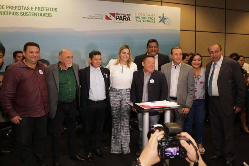 O primeiro dia do Fórum Permanente de Prefeitas e Prefeitos dos Municípios Sustentáveis contou com a participação de 85 prefeitos , 17 vices e 21 secretários municipais dos 141 municípios manifestaram interesse em adotar as diretrizes do programa. Para o governador Simão Jatene, esta grande participação simboliza a união de agentes públicos que colocaram os interesses coletivos acima dos interesses individuais para construir um estado melhor para todos. Com o tema “Gestão Compartilhada”, o evento traz as experiências e os desdobramentos das agendas governamentais que foram planejadas em parceria com as gestões municipais. Através da Secretaria Extraordinária de Municípios Sustentáveis (Semsu) Governo do Pará, por meio da Semsu, investe na capacitação dos municípios para a promoção de uma gestão fiscal eficiente. Para Izabela Jatene, este primeiro dia serviu para sinalizar o quanto os gestores estão preocupados com o equilíbrio da questão fiscal dos municípios e em desenvolver uma governança compartilhada para desenvolver seus municípios.
FOTO: CRISTINO MARTINS / AG. PARÁ
DATA: 07.02.2018
BELÉM - PARÁ <div class='credito_fotos'>Foto: Cristino Martins/Ag. Pará | <a href='/midias/2018/originais/f0d6d2dc-9e0e-4bd5-a2d7-96cfe90af98b.jpg' download><i class='fa-solid fa-download'></i> Download</a></div>