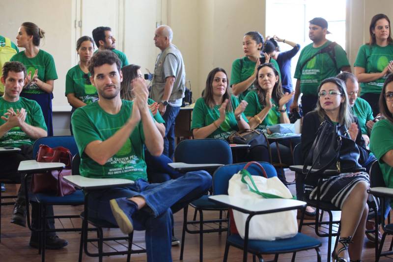 Com o mote “Defensoras e Defensores Públicos pelo direito à documentação pessoal: onde existem pessoas, nós enxergamos cidadãos", a Associação Nacional dos Defensores Públicos (Anadep) lançou, pela primeira vez, a Campanha Nacional na Região Norte. Este ano, a campanha tem por objetivo mostrar à sociedade que a Defensoria Pública pode ajudar o cidadão a obter e/ou retificar a documentação básica. O Mercado Francisco Bolonha, localizado no Complexo Mercado Ver-O-Peso, foi o local escolhido para sediar o evento, nesta sexta-feira (4). Na ocasião, houve um grande mutirão de atendimento ao público (foto), com orientação jurídica e esclarecimento de dúvidas para cerca de 800 cidadãos paraenses. A iniciativa teve o apoio da Defensoria Pública do Estado do Pará, da Associação dos Defensores Públicos do Pará (Adpep-PA) e do Colégio Nacional de Defensores Gerais (Condege).
FOTO: RODOLFO OLIVEIRA / AG. PARÁ
DATA: 04.05.2018
BELÉM - PARÁ <div class='credito_fotos'>Foto: Rodolfo Oliveira/Ag. Pará | <a href='/midias/2018/originais/f0d6e3a6-0ee9-46c9-a1bb-581b93cd4842.jpg' download><i class='fa-solid fa-download'></i> Download</a></div>