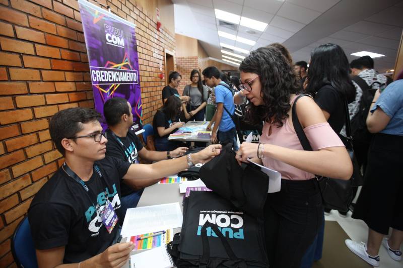 A Secretaria de Comunicação do Estado ( Secom) deu início na tarde desta segunda-feira (11), no Ginásio do Sesi, ao Publicom Belém (foto). Criado em 2013 , o Publicom é um Encontro de Comunicação voltado para profissionais e estudantes do Pará, um compromisso assumido pela secretaria de discutir a Comunicação em todos os cantos do Estado. Ao longo de cinco anos, o evento já passou por Belém, Altamira, Bragança, Breves, Marabá, Paragominas, Parauapebas, Redenção, Santarém e Xinguara. Este ano, o Publicom já esteve em Breves, Altamira e Marabá. “Colocamos como desafio realizar 4 edições do Publicom em apenas 6 meses, e estamos concluindo isso. Contemplamos todas as macro-regiões do Estado, levando qualificação, reflexão e um debate sobre como é feita a comunicação, hoje, no Brasil e no Pará, e como os profissionais de comunicação podem fazer para melhorar cada vez mais. A Secretaria de Comunicação é uma secretaria que valoriza as políticas públicas e o Publicom veio para reforçar isso", destacou o secretário de Estado de Comunicação, Daniel Nardin.
FOTO: MÁCIO FERREIRA / AG. PARÁ
DATA: 11.06.2018
BELÉM - PARÁ <div class='credito_fotos'>Foto: MÁCIO FERREIRA/ AG. PARÁ | <a href='/midias/2018/originais/f0d7064f-702a-418a-b834-52bd0338fece.jpg' download><i class='fa-solid fa-download'></i> Download</a></div>
