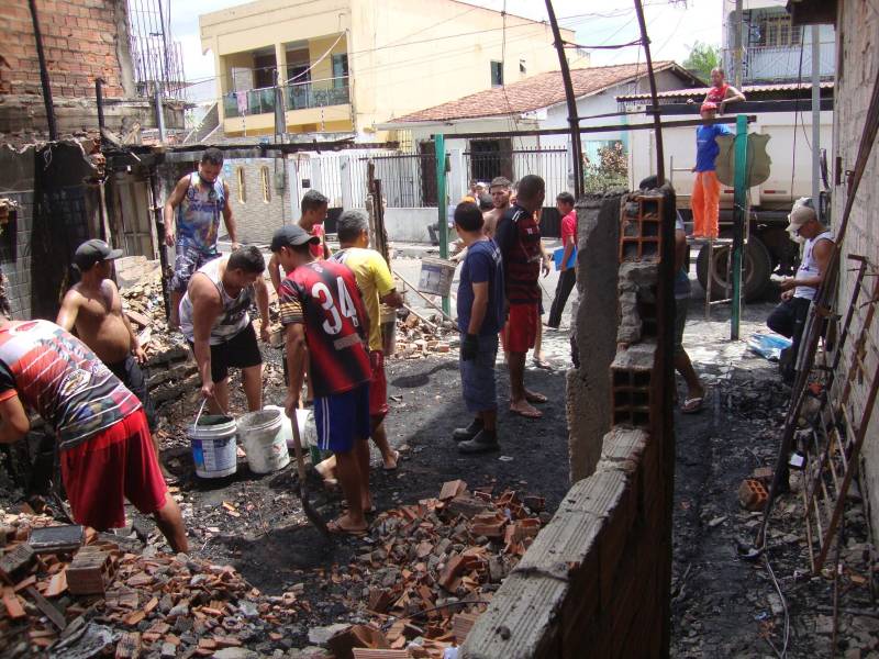 A equipe do Programa Cheque Moradia, da Companhia de Habitação do Pará (Cohab), esteve nesta quarta-feira, 7, novamente no local do incêndio (foto) ocorrido na quarta-feira, 6, na Passagem Rosa Lemos, bairro do Telégrafo, em Belém. Segundo o levantamento feito pelos técnicos da Cohab, quatro casas tiveram perda total e as famílias poderão ter direito ao benefício habitacional, para reconstrução de suas moradias. Como há necessidade de documentos básicos como RG e CPF para dar início ao processo de emissão do Cheque Moradia, e em geral esses documentos são perdidos no incêndio, as famílias também estão recebendo apoio da Prefeitura de Belém, por meio da Fundação Papa João XXIII (Funpapa) para emissão de segunda via dessa documentação.
FOTO: ASCOM / COHAB
DATA: 07.11.2018
BELÉM - PARÁ <div class='credito_fotos'>Foto: ASCOM COHAB | <a href='/midias/2018/originais/f0d9e222-90dc-4e89-bdd7-7e7d194d0813.jpg' download><i class='fa-solid fa-download'></i> Download</a></div>